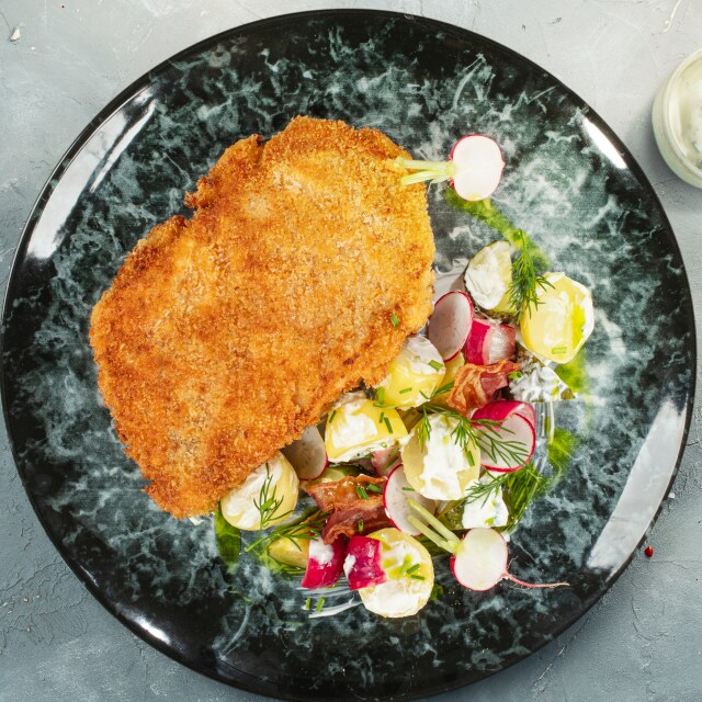 Drobiowy sznycel sałatka z młodych ziemniaków/ ogórek małosolny/ kwaśna śmietana